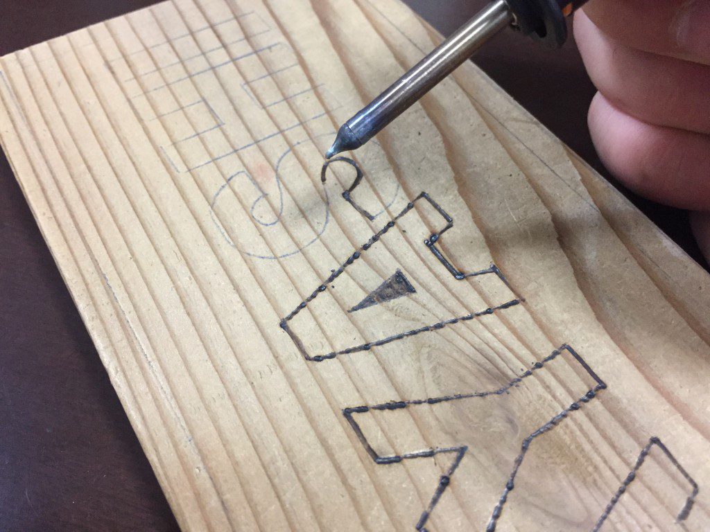 ウッドバーニング 電熱ペン を使ってオリジナルで木の表札をつくる方法 
